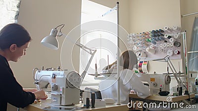 Δύο γυναίκες ερωμένες ραφές που εργάζονται σε ραπτομηχανές στο εργαστήριο ραφής του ενδύματος Δημιουργία σχεδιαστή απόθεμα βίντεο Δύο γυναίκες ερωμένες ραφές που εργάζονται σε ραπτομηχανές στο εργαστήριο ραφής του ενδύματος Δημιουργία σχεδιαστή απόθεμα βίντεο
