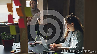 Δύο ελκυστικά κορίτσια εργάζονται μαζί στο σύγχρονο γραφείο σοφιτών Η σγουρή επιχειρηματίας δακτυλογραφεί στη συνεδρίαση lap-top απόθεμα βίντεο Δύο ελκυστικά κορίτσια εργάζονται μαζί στο σύγχρονο γραφείο σοφιτών Η σγουρή επιχειρηματίας δακτυλογραφεί στη συνεδρίαση lap-top απόθεμα βίντεο