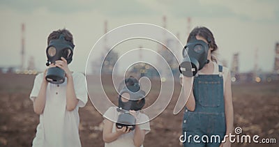 Εκτός από τον πλανήτη μας - παιδιά με τις μάσκες αερίου κοντά σε ένα μεγάλο διυλιστήριο πετρελαίου φιλμ μικρού μήκους Εκτός από τον πλανήτη μας - παιδιά με τις μάσκες αερίου κοντά σε ένα μεγάλο διυλιστήριο πετρελαίου φιλμ μικρού μήκους