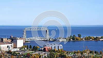 Εναέριοι γέφυρα ανελκυστήρων Duluth και ανώτερος λιμνών σε ένα σαφές απόγευμα Εναέριοι γέφυρα ανελκυστήρων Duluth και ανώτερος λιμνών σε ένα σαφές απόγευμα