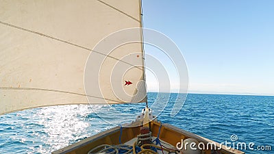 Εξετάστε το μέτωπο της βάρκας πανιών στη θάλασσα Εξετάστε το μέτωπο της βάρκας πανιών στη θάλασσα
