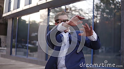 Επιτυχημένος επιχειρηματίας που χορεύει τρελά χαρούμενοι χοροί Καυκάσιος χορευτής δρόμου ελεύθερος στην πόλη, γιορτάζοντας απόθεμα βίντεο Επιτυχημένος επιχειρηματίας που χορεύει τρελά χαρούμενοι χοροί Καυκάσιος χορευτής δρόμου ελεύθερος στην πόλη, γιορτάζοντας απόθεμα βίντεο