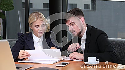 Επιχειρηματίες που συζητούν πέρα από τις τρέχουσες υποθέσεις εργασίας μεσημεριανού γεύματος απόθεμα βίντεο Επιχειρηματίες που συζητούν πέρα από τις τρέχουσες υποθέσεις εργασίας μεσημεριανού γεύματος απόθεμα βίντεο