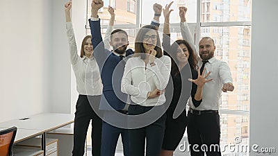 Εργαζόμενοι γραφείων, δύο νεαροί άνδρες και τρεις νέες γυναίκες παράταξαν σε ένα pygmy τρίγωνο, σε ένα σφυροκοπημένο αεροπλάνο μι απόθεμα βίντεο Εργαζόμενοι γραφείων, δύο νεαροί άνδρες και τρεις νέες γυναίκες παράταξαν σε ένα pygmy τρίγωνο, σε ένα σφυροκοπημένο αεροπλάνο μι απόθεμα βίντεο