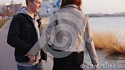 Ευτυχές ζεύγος στον περίπατο βραδιού στη λίμνη Το κορίτσι οδηγεί το φίλο φιλμ μικρού μήκους Ευτυχές ζεύγος στον περίπατο βραδιού στη λίμνη Το κορίτσι οδηγεί το φίλο φιλμ μικρού μήκους
