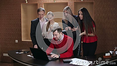 Ευτυχής επιχειρησιακή ομάδα που γιορτάζει μια επιτυχία στην αρχή απόθεμα βίντεο Ευτυχής επιχειρησιακή ομάδα που γιορτάζει μια επιτυχία στην αρχή απόθεμα βίντεο