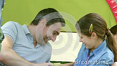 Ευτυχής οικογένεια που έχει τη διασκέδαση στη σκηνή τους σε ένα ταξίδι στρατοπέδευσης απόθεμα βίντεο Ευτυχής οικογένεια που έχει τη διασκέδαση στη σκηνή τους σε ένα ταξίδι στρατοπέδευσης απόθεμα βίντεο