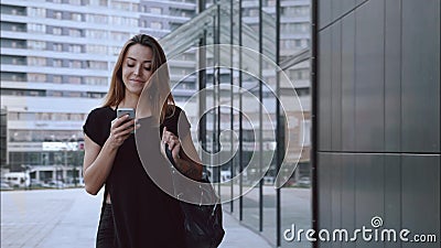 Ευτυχείς και ερωτευμένοι περίπατοι κοριτσιών μέσω της πόλης με ένα τηλέφωνο φιλμ μικρού μήκους Ευτυχείς και ερωτευμένοι περίπατοι κοριτσιών μέσω της πόλης με ένα τηλέφωνο φιλμ μικρού μήκους