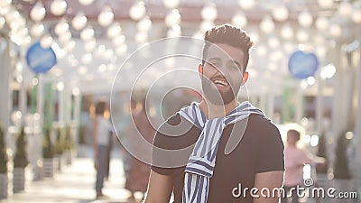 Ευτυχείς νεολαίες που χαμογελούν το μοντέρνο τύπο στα γυαλιά ηλίου σε μια οδό πόλεων απόθεμα βίντεο Ευτυχείς νεολαίες που χαμογελούν το μοντέρνο τύπο στα γυαλιά ηλίου σε μια οδό πόλεων απόθεμα βίντεο