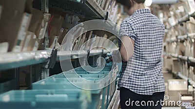 Η εργασία για το φαρμακείο αποθηκών εμπορευμάτων μεταφορέων, κλείνει επάνω Η εργασία για το φαρμακείο αποθηκών εμπορευμάτων μεταφορέων, κλείνει επάνω