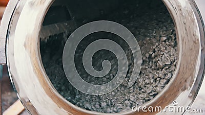 Η εργασία συγκεκριμένων αναμικτών για τα εργοτάξια οικοδομής και ζυμώνει το σκυρόδεμα κίνηση αργή απόθεμα βίντεο Η εργασία συγκεκριμένων αναμικτών για τα εργοτάξια οικοδομής και ζυμώνει το σκυρόδεμα κίνηση αργή απόθεμα βίντεο