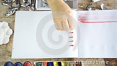Η ζωγραφική γυναικών ανατροφοδοτεί με το χρώμα για την παρουσίασή σας ή το κείμενο στο σημειωματάριο απόθεμα βίντεο Η ζωγραφική γυναικών ανατροφοδοτεί με το χρώμα για την παρουσίασή σας ή το κείμενο στο σημειωματάριο απόθεμα βίντεο