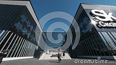 Η κυρία είσοδος Technopark και η πρόσοψη στον ηλιόλουστο χρόνο ημέρας, εργαζόμενοι πηγαίνουν να λειτουργήσουν απόθεμα βίντεο Η κυρία είσοδος Technopark και η πρόσοψη στον ηλιόλουστο χρόνο ημέρας, εργαζόμενοι πηγαίνουν να λειτουργήσουν απόθεμα βίντεο