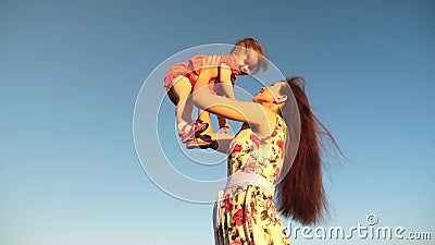 Η μητέρα ρίχνει την κόρη της μέχρι τον ουρανό blu σε αργή κίνηση μαγνητοσκόπηση Παιχνίδια Mom με το μικρό παιδί στα όπλα της ενάν απόθεμα βίντεο Η μητέρα ρίχνει την κόρη της μέχρι τον ουρανό blu σε αργή κίνηση μαγνητοσκόπηση Παιχνίδια Mom με το μικρό παιδί στα όπλα της ενάν απόθεμα βίντεο