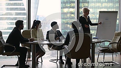 Θηλυκός παρουσιαστής που παρουσιάζει διάλεξης στο σύγχρονο γραφείο Θηλυκός παρουσιαστής που παρουσιάζει διάλεξης στο σύγχρονο γραφείο