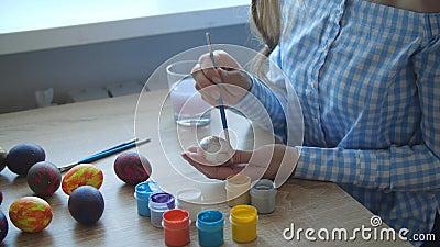 Ιδέα του φεστιβάλ πασχαλινών αυγών Χαρούμενη νεαρή γυναίκα που ζωγραφίζει με κόκκινο αυγό του Πάσχα απόθεμα βίντεο Ιδέα του φεστιβάλ πασχαλινών αυγών Χαρούμενη νεαρή γυναίκα που ζωγραφίζει με κόκκινο αυγό του Πάσχα απόθεμα βίντεο