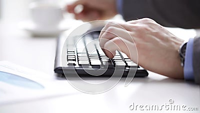 Κλείστε επάνω του καφέ δακτυλογράφησης και κατανάλωσης επιχειρηματιών φιλμ μικρού μήκους Κλείστε επάνω του καφέ δακτυλογράφησης και κατανάλωσης επιχειρηματιών φιλμ μικρού μήκους