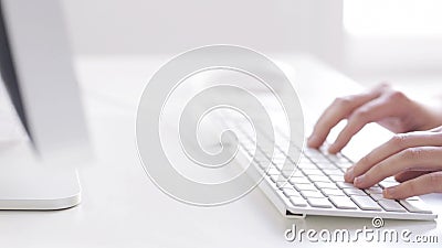 Κλείστε επάνω των χεριών δακτυλογραφώντας στο πληκτρολόγιο υπολογιστών Κλείστε επάνω των χεριών δακτυλογραφώντας στο πληκτρολόγιο υπολογιστών