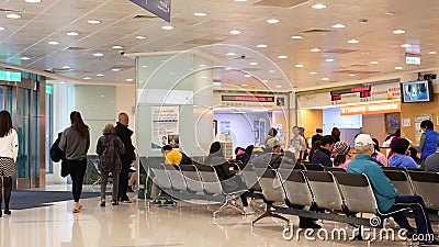 Κίνηση της υπομονετικής αναμονής για την επιλογή της ιατρικής τους μέσα στο νοσοκομείο απόθεμα βίντεο Κίνηση της υπομονετικής αναμονής για την επιλογή της ιατρικής τους μέσα στο νοσοκομείο απόθεμα βίντεο