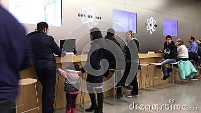 Κίνηση των ανθρώπων που μιλούν στον εργαζόμενο στο φραγμό μεγαλοφυίας Κίνηση των ανθρώπων που μιλούν στον εργαζόμενο στο φραγμό μεγαλοφυίας
