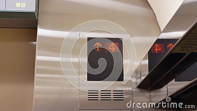 Κίνηση των ανθρώπων που παίρνουν τον ανελκυστήρα από τρία έως το πάτωμα επτά Κίνηση των ανθρώπων που παίρνουν τον ανελκυστήρα από τρία έως το πάτωμα επτά