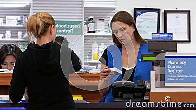 Κίνηση των ανθρώπων που πληρώνουν την ιατρική στο τμήμα φαρμακείων Κίνηση των ανθρώπων που πληρώνουν την ιατρική στο τμήμα φαρμακείων