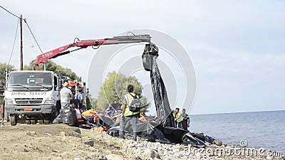 Καθαρίζοντας την παραλία από τα υλικά που αφήνονται από τους πρόσφυγες απόθεμα βίντεο Καθαρίζοντας την παραλία από τα υλικά που αφήνονται από τους πρόσφυγες απόθεμα βίντεο