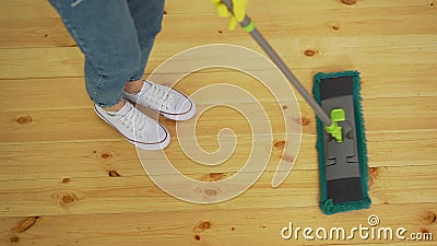 Καλλιεργημένη εικόνα της όμορφης νέας γυναίκας στα προστατευτικά γάντια που χρησιμοποιούν μια επίπεδη υγρός-σφουγγαρίστρα καθαρίζ απόθεμα βίντεο Καλλιεργημένη εικόνα της όμορφης νέας γυναίκας στα προστατευτικά γάντια που χρησιμοποιούν μια επίπεδη υγρός-σφουγγαρίστρα καθαρίζ απόθεμα βίντεο