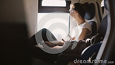 Καταπληκτικός πυροβολισμός της ευτυχούς όμορφης καυκάσιας αγοράς κοριτσιών on-line μέσω του smartphone app που ταξιδεύει στο σύγχ απόθεμα βίντεο Καταπληκτικός πυροβολισμός της ευτυχούς όμορφης καυκάσιας αγοράς κοριτσιών on-line μέσω του smartphone app που ταξιδεύει στο σύγχ απόθεμα βίντεο