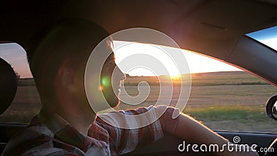Καυκάσιο Drive ατόμων στο αυτοκίνητο στο υπόβαθρο του ηλιοβασιλέματος απόθεμα βίντεο Καυκάσιο Drive ατόμων στο αυτοκίνητο στο υπόβαθρο του ηλιοβασιλέματος απόθεμα βίντεο