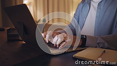 Κοντινό πλάνο ενός άνδρα που εργάζεται από το σπίτι πληκτρολογώντας σε φορητό υπολογιστή μέχρι αργά το βράδυ Κοντινό πλάνο ενός άνδρα που εργάζεται από το σπίτι πληκτρολογώντας σε φορητό υπολογιστή μέχρι αργά το βράδυ