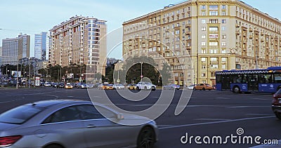 Κυκλοφορία στο τετράγωνο της ελεύθερης Ρωσίας απόθεμα βίντεο Κυκλοφορία στο τετράγωνο της ελεύθερης Ρωσίας απόθεμα βίντεο