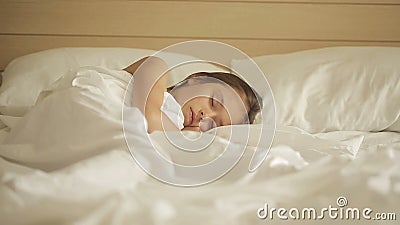 Λατρευτός ύπνος μικρών κοριτσιών σε ένα κρεβάτι Μετακινηθείτε τον πυροβολισμό δεξιά προς τα αριστερά Λατρευτός ύπνος μικρών κοριτσιών σε ένα κρεβάτι Μετακινηθείτε τον πυροβολισμό δεξιά προς τα αριστερά