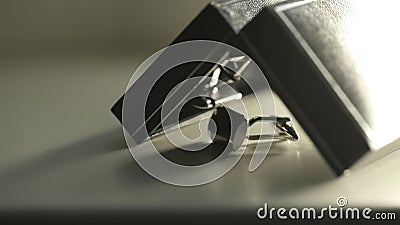 Μανικετόκουμπα ατόμων ` s για ένα shirton στην κινηματογράφηση σε πρώτο πλάνο επιτραπέζιων μακρο ολισθαινόντων ρυθμιστών απόθεμα βίντεο Μανικετόκουμπα ατόμων ` s για ένα shirton στην κινηματογράφηση σε πρώτο πλάνο επιτραπέζιων μακρο ολισθαινόντων ρυθμιστών απόθεμα βίντεο