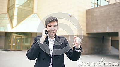Μετακινηθείτε τον πυροβολισμό του νέου επιχειρησιακού ατόμου που μιλά στο smartphone και γίνετε χορεύοντας μετά από να κάνει τους απόθεμα βίντεο Μετακινηθείτε τον πυροβολισμό του νέου επιχειρησιακού ατόμου που μιλά στο smartphone και γίνετε χορεύοντας μετά από να κάνει τους απόθεμα βίντεο