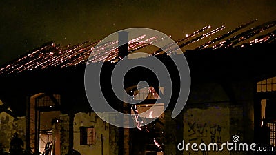 Μια πυρκαγιά σε μια αποθήκη εμπορευμάτων τη νύχτα Μια πυρκαγιά σε μια αποθήκη εμπορευμάτων τη νύχτα