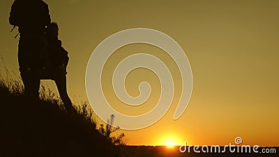 Μια σιλουέτα ενός ταξιδιώτη βοηθά έναν ταξιδιώτη να σκαρφαλώσει σε ψηλό βουνό Οι λάτρεις του ταξιδιού και του τουρισμού αγαπούν τ απόθεμα βίντεο Μια σιλουέτα ενός ταξιδιώτη βοηθά έναν ταξιδιώτη να σκαρφαλώσει σε ψηλό βουνό Οι λάτρεις του ταξιδιού και του τουρισμού αγαπούν τ απόθεμα βίντεο