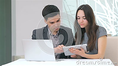 Νέα ελκυστική συζήτηση επιχειρησιακών ανδρών και γυναικών απόθεμα βίντεο Νέα ελκυστική συζήτηση επιχειρησιακών ανδρών και γυναικών απόθεμα βίντεο