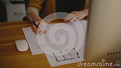 Νέα θηλυκή γραμμή σχεδίων αρχιτεκτόνων στο σχεδιάγραμμα απόθεμα βίντεο Νέα θηλυκή γραμμή σχεδίων αρχιτεκτόνων στο σχεδιάγραμμα απόθεμα βίντεο