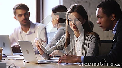 Νέος καυκάσιος θηλυκός σύμβουλος εργαζομένων που βοηθά τον αρσενικό οικότροφο αφροαμερικάνων Νέος καυκάσιος θηλυκός σύμβουλος εργαζομένων που βοηθά τον αρσενικό οικότροφο αφροαμερικάνων