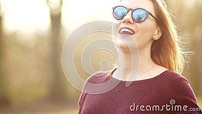 Νέος όμορφος ξανθός στηρίζεται σε ένα πάρκο άνοιξη στενό πορτρέτο επάνω Το κορίτσι εισπνέει τον αέρα με ένα πλήρες στήθος με φιλμ μικρού μήκους Νέος όμορφος ξανθός στηρίζεται σε ένα πάρκο άνοιξη στενό πορτρέτο επάνω Το κορίτσι εισπνέει τον αέρα με ένα πλήρες στήθος με φιλμ μικρού μήκους