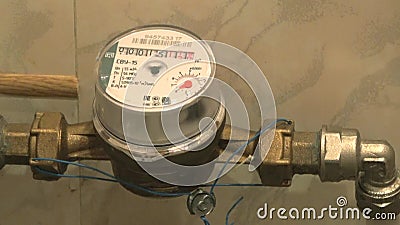 Ο μετρητής της δημοτικής κινηματογράφησης σε πρώτο πλάνο παροχής νερού Ο μετρητής της δημοτικής κινηματογράφησης σε πρώτο πλάνο παροχής νερού