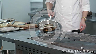 Ο προϊστάμενος μαγειρεύει ένα ψάρι σε ένα εστιατόριο φιλμ μικρού μήκους Ο προϊστάμενος μαγειρεύει ένα ψάρι σε ένα εστιατόριο φιλμ μικρού μήκους