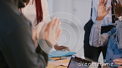 Ο πυροβολισμός κινηματογραφήσεων σε πρώτο πλάνο των ευτυχών πολυφυλε φιλμ μικρού μήκους Ο πυροβολισμός κινηματογραφήσεων σε πρώτο πλάνο των ευτυχών πολυφυλε φιλμ μικρού μήκους