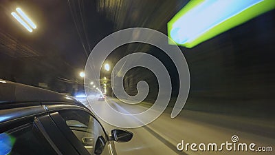 Οδήγηση στην οδό πόλεων νύχτας Θολωμένος timelapse Άποψη από έξω από την καμπίνα Οδήγηση στην οδό πόλεων νύχτας Θολωμένος timelapse Άποψη από έξω από την καμπίνα