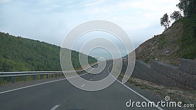 Οδηγώντας στο δρόμο βουνών, άποψη αυτοκινήτων κίνηση αργή Οδηγώντας στο δρόμο βουνών, άποψη αυτοκινήτων κίνηση αργή