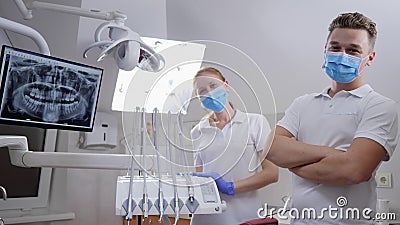 Οι ευτυχείς γιατροί στις ιατρικές μάσκες μιλούν και γελούν στον εργασιακό χώρο κοντά στο νέους εξοπλισμό και το όργανο ελέγχου απόθεμα βίντεο Οι ευτυχείς γιατροί στις ιατρικές μάσκες μιλούν και γελούν στον εργασιακό χώρο κοντά στο νέους εξοπλισμό και το όργανο ελέγχου απόθεμα βίντεο