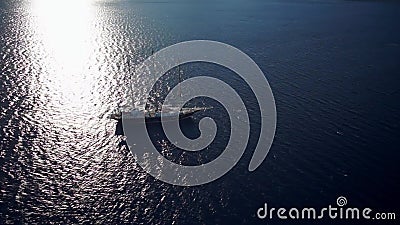 Πλέοντας σκάφος στον ήρεμο καιρό που πλέει με τον ωκεανό Πλέοντας σκάφος στον ήρεμο καιρό που πλέει με τον ωκεανό
