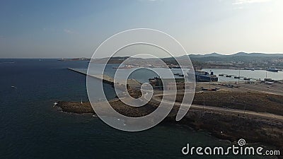 Πετώντας πέρα από το νερό προς τις αποβάθρες λιμένων, εμπορευματοκιβώτια, φορτηγά πλοία Πετώντας πέρα από το νερό προς τις αποβάθρες λιμένων, εμπορευματοκιβώτια, φορτηγά πλοία