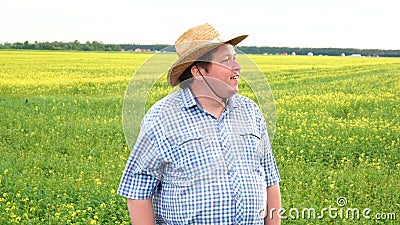 Πορτρέτο της αρσενικής Farmer που στέκεται στο εύφορο γεωργικό χώμα γεωργικής γης, που εξετάζει την απόσταση απόθεμα βίντεο Πορτρέτο της αρσενικής Farmer που στέκεται στο εύφορο γεωργικό χώμα γεωργικής γης, που εξετάζει την απόσταση απόθεμα βίντεο